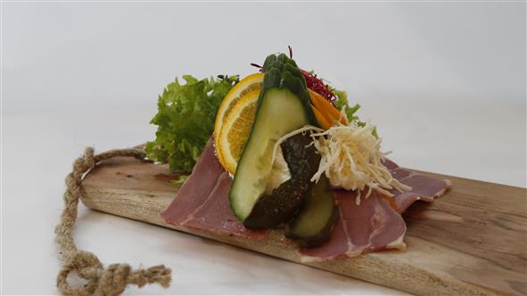 Oksebryst med flødepeberrod og syltet agurk (Luksus)