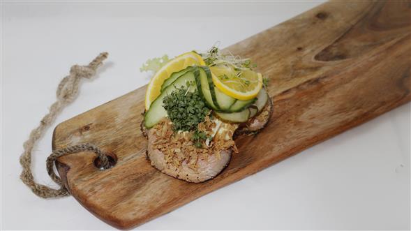 Roastbeef med remoulade og ristet løg (Alm)