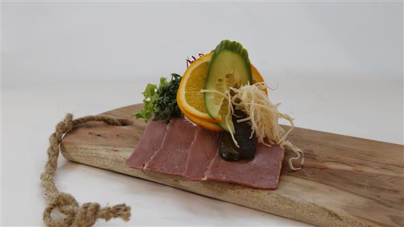 Oksebryst med flødepeberrod og syltet agurk (Alm)